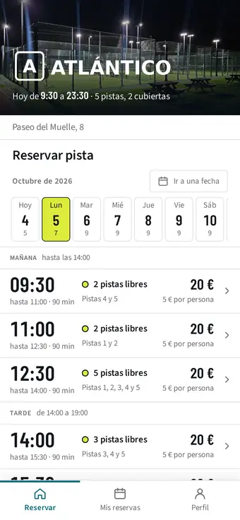 La app de un club en un móvil: su foto de portada, el selector de días y los turnos libres con su precio por persona.